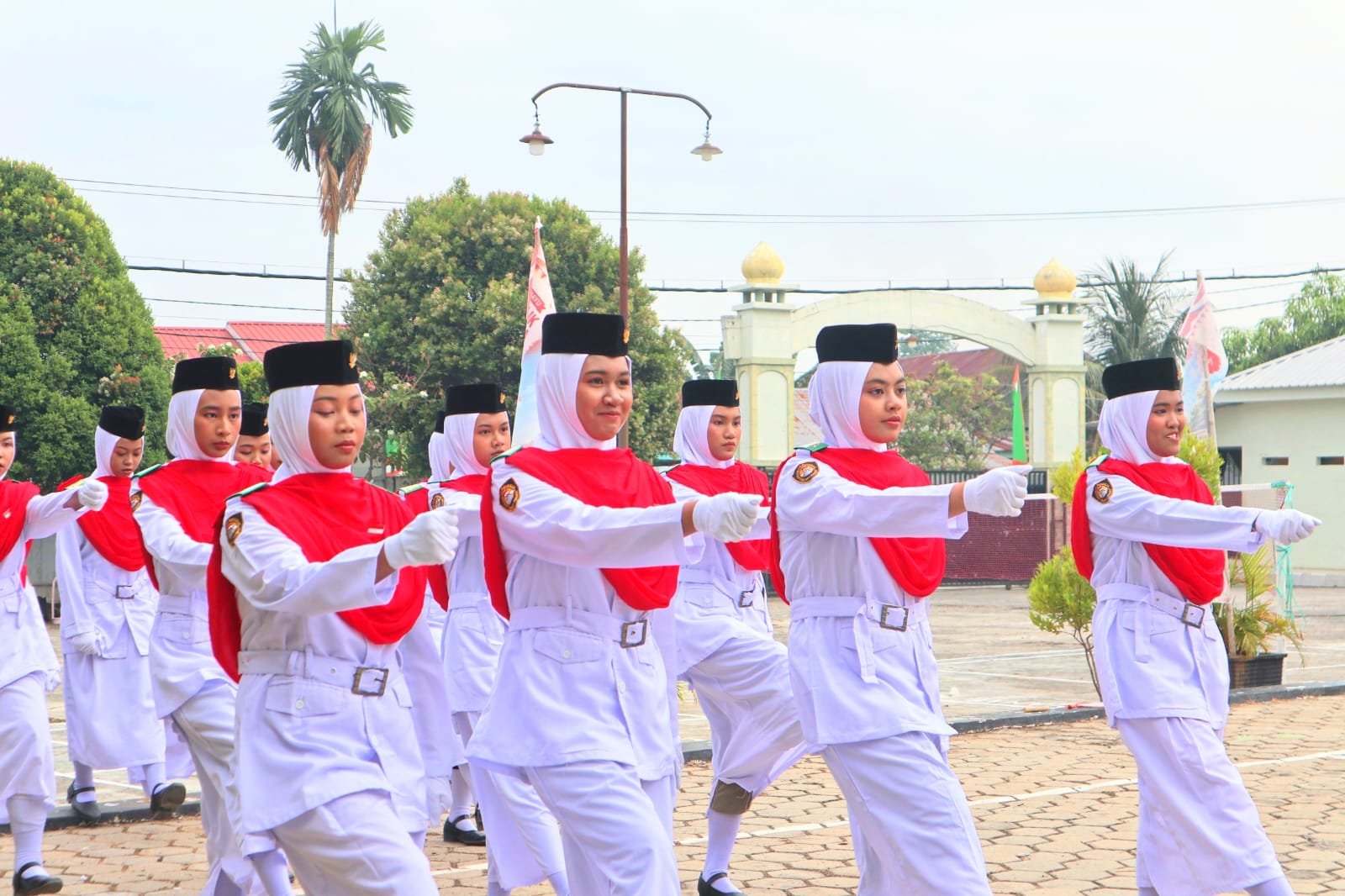 Upacara HUT ke-81 RI di Ponpes Nurul Jadid Assallangnge Bua, Santri Tampil dengan Busana Adat Nusantara