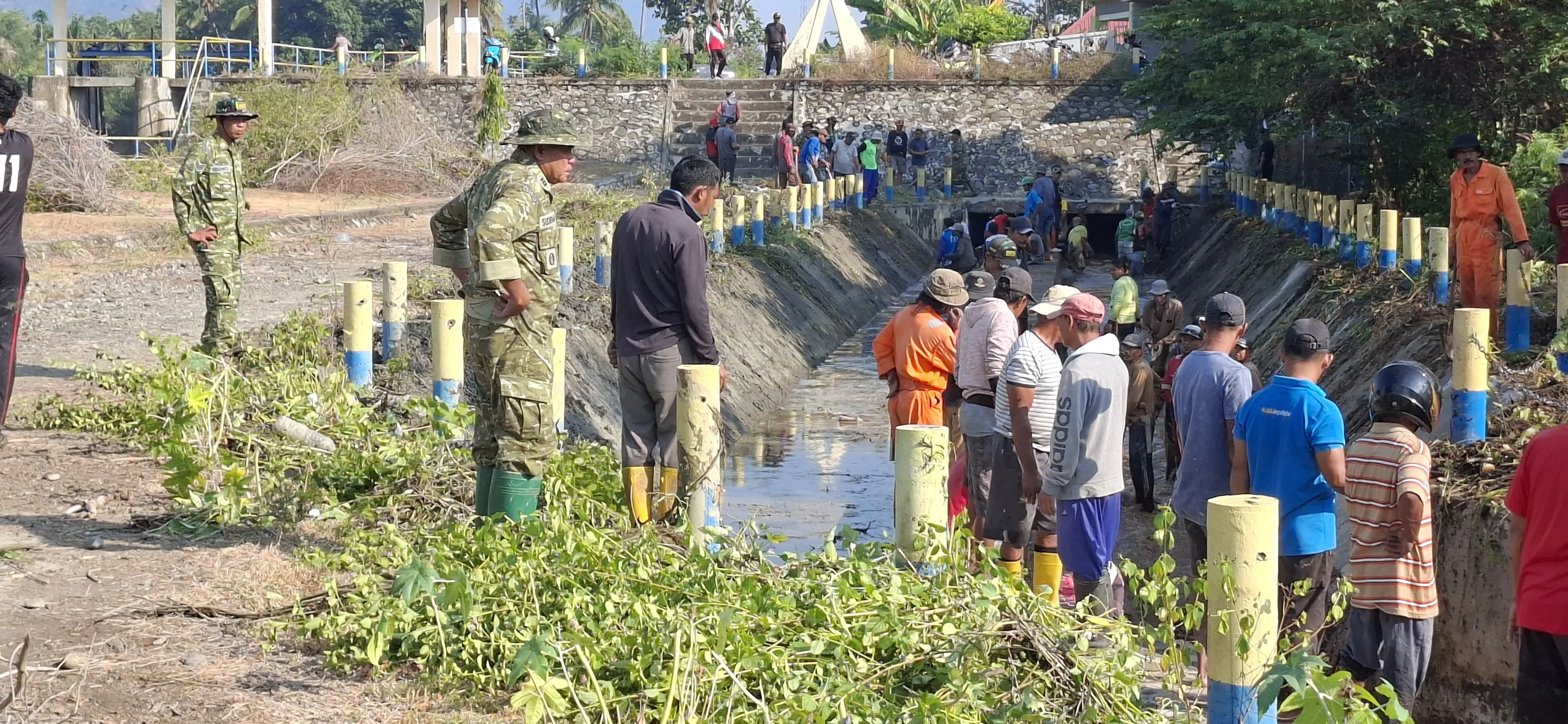 Atasi Dampak Kemarau, Warga Kasiwiang Bersihkan Saluran Irigasi Radda