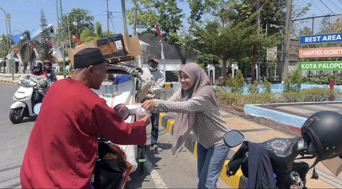 Babinsa Koramil Bone Bone Bagikan Ratusan Nasi Kotak, Keluarga Turut Berbagi di Palopo