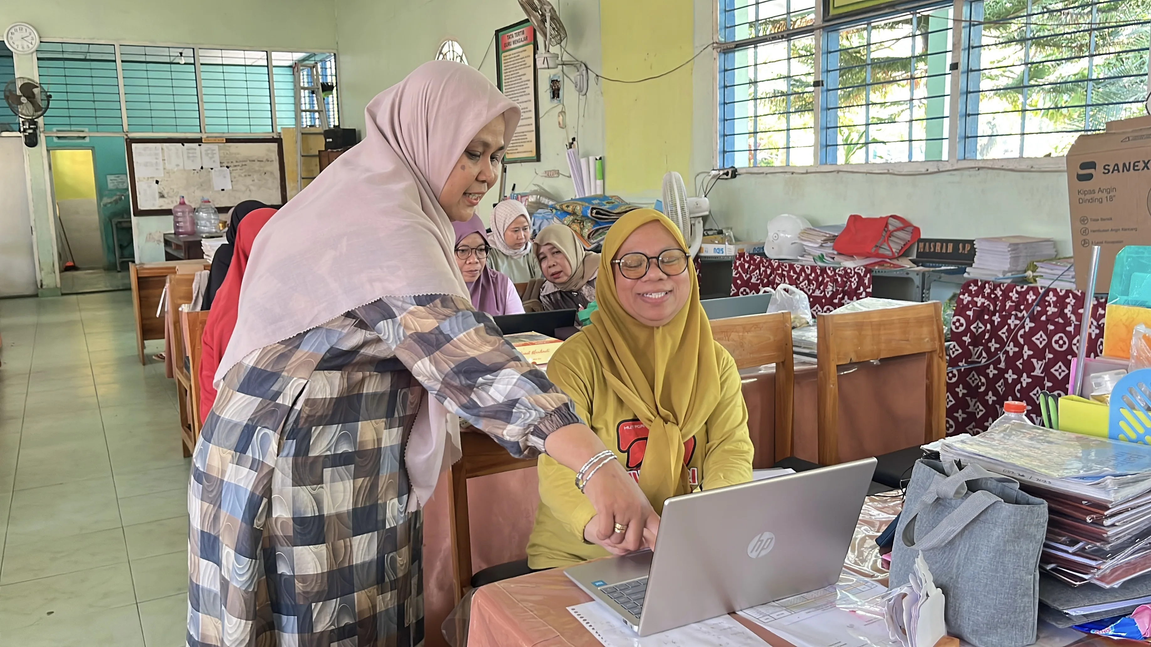 Inovasi Pendidikan ! Tenaga Pendidik SMP Negeri 8 Palopo Ikuti Hari Belajar Guru Berbasis AI