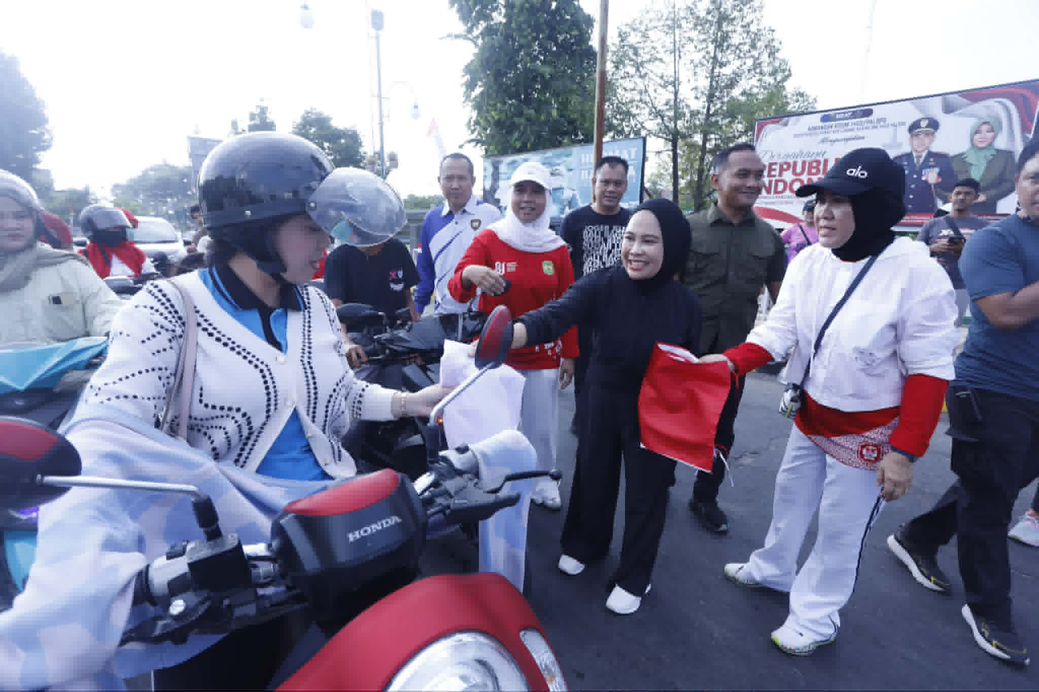 Usai Senam Sehat Massal, Walikota Palopo Bagikan Bendera ke Pengendara