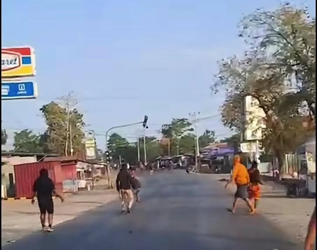 MAKIN MEMANAS! Bentrok Warga Dua Desa di Bua Sudah Libatkan Orang Dewasa, Satu Motor Dibakar dan Satu Warga Kena Busur