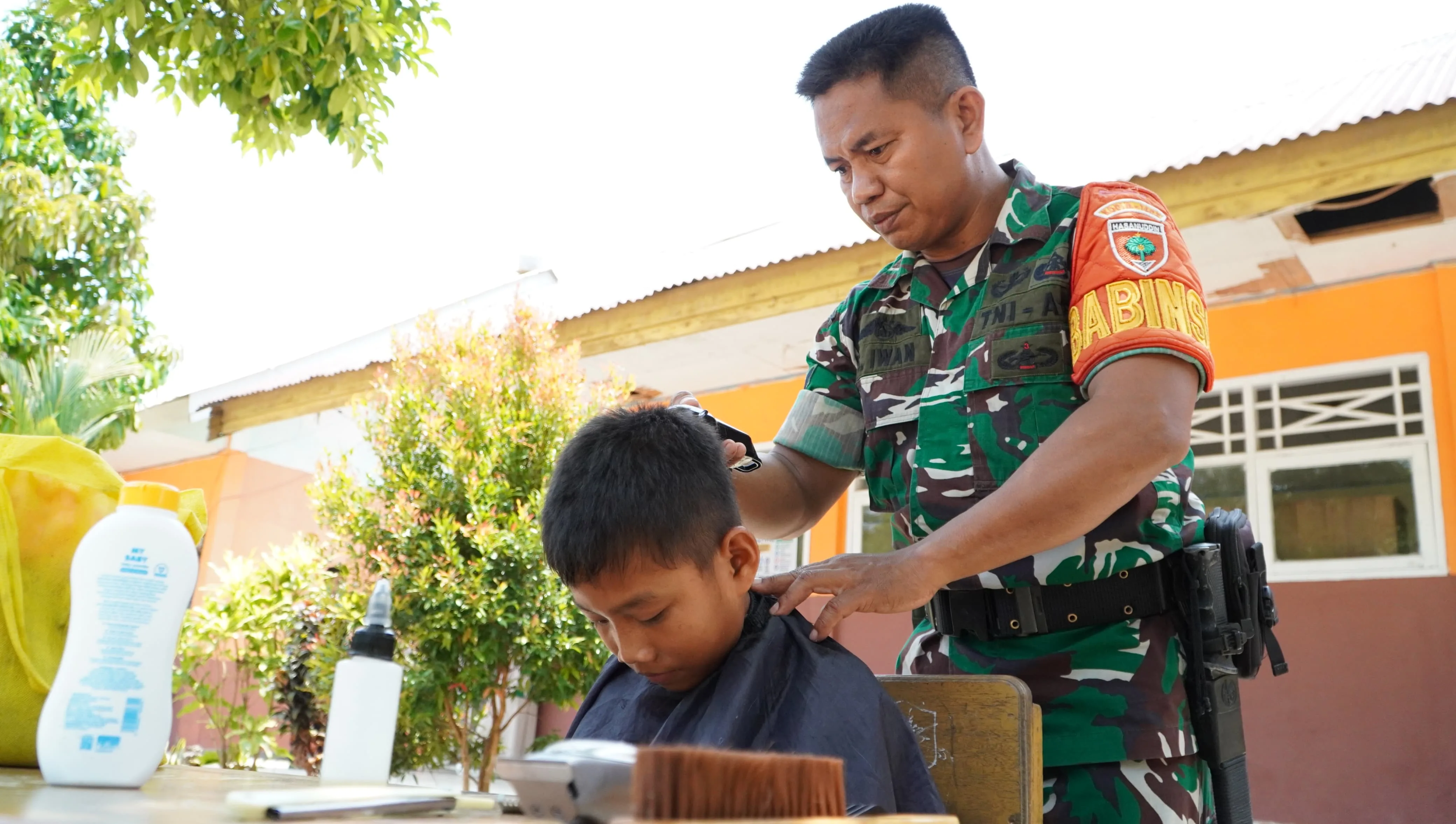 Video Inspiratif! Anggota Babinsa di Luwu Utara Empat Tahun Buka Cukur Gratis Bagi Warga