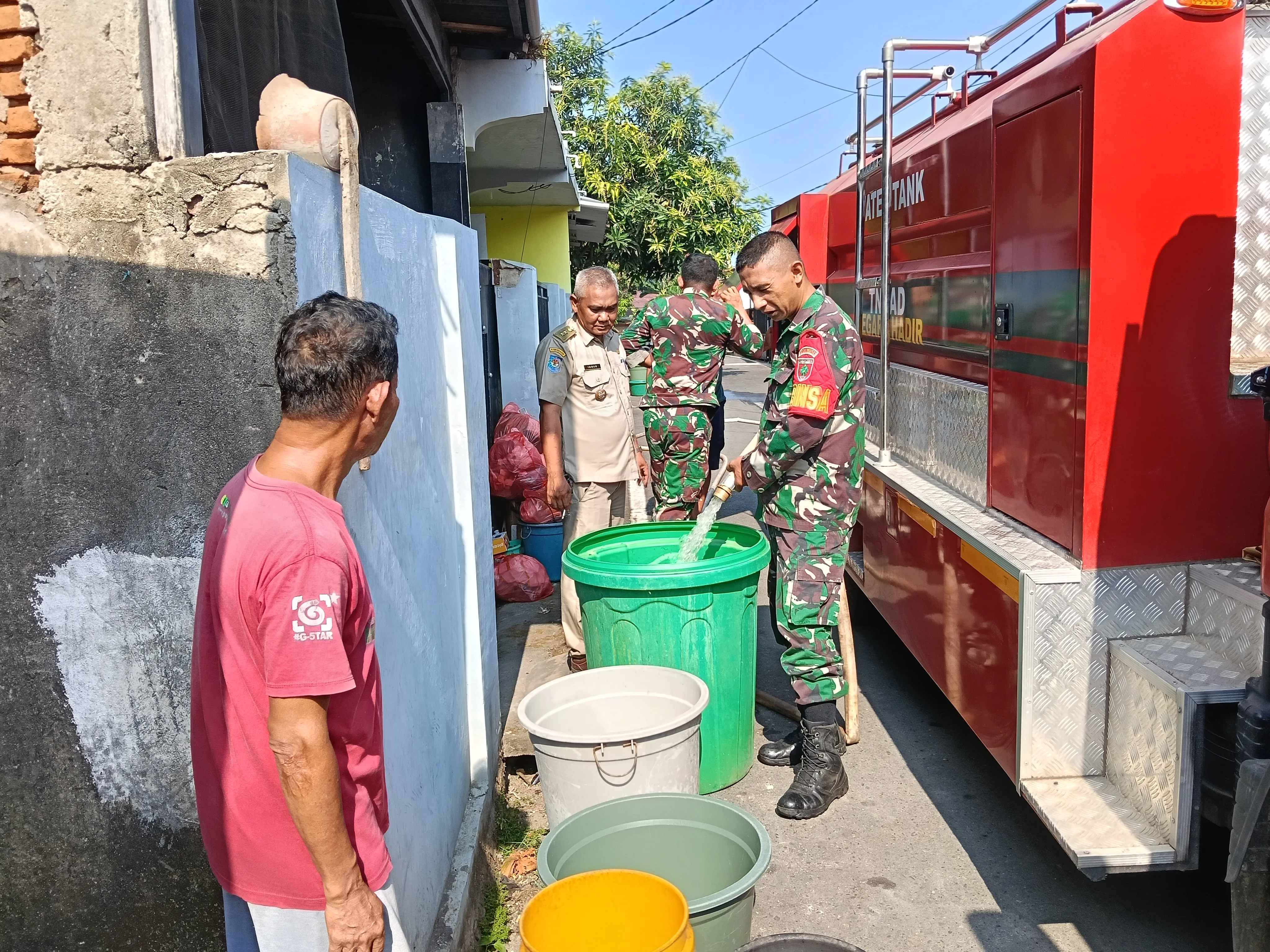 TNI Atasi Kekeringan, Kodim 1403/Palopo Salurkan Air Bersih dengan Water Tank untuk Warga Kota Palopo