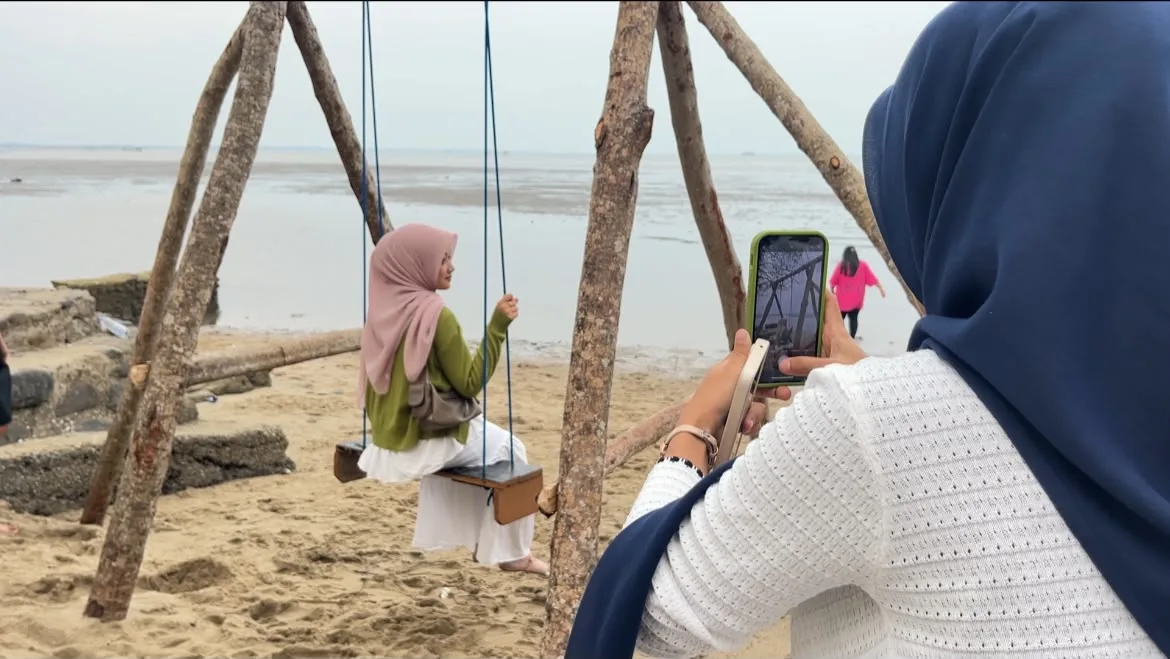 Video Spot Ayunan Baru Pantai Labombo Palopo Jadi Daya Pikat, Pengunjung Rela Antri untuk Berfoto Sambil Nikmati Suasana Pantai Nan Indah