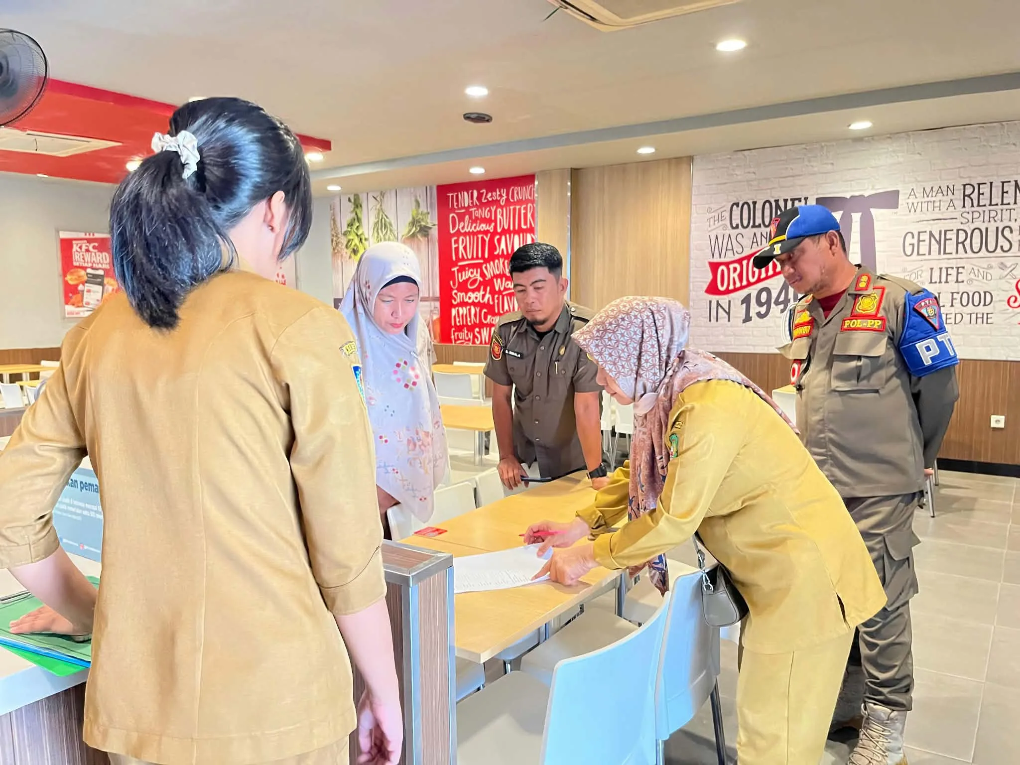 Tegas! Tim Terpadu Pemkot Palopo Tutup dan Hentikan Aktivitas Gerai KFC Jalan Rambutan, Pj Sekda: Dibuka Kembali Jika Sudah Memiliki IPAL