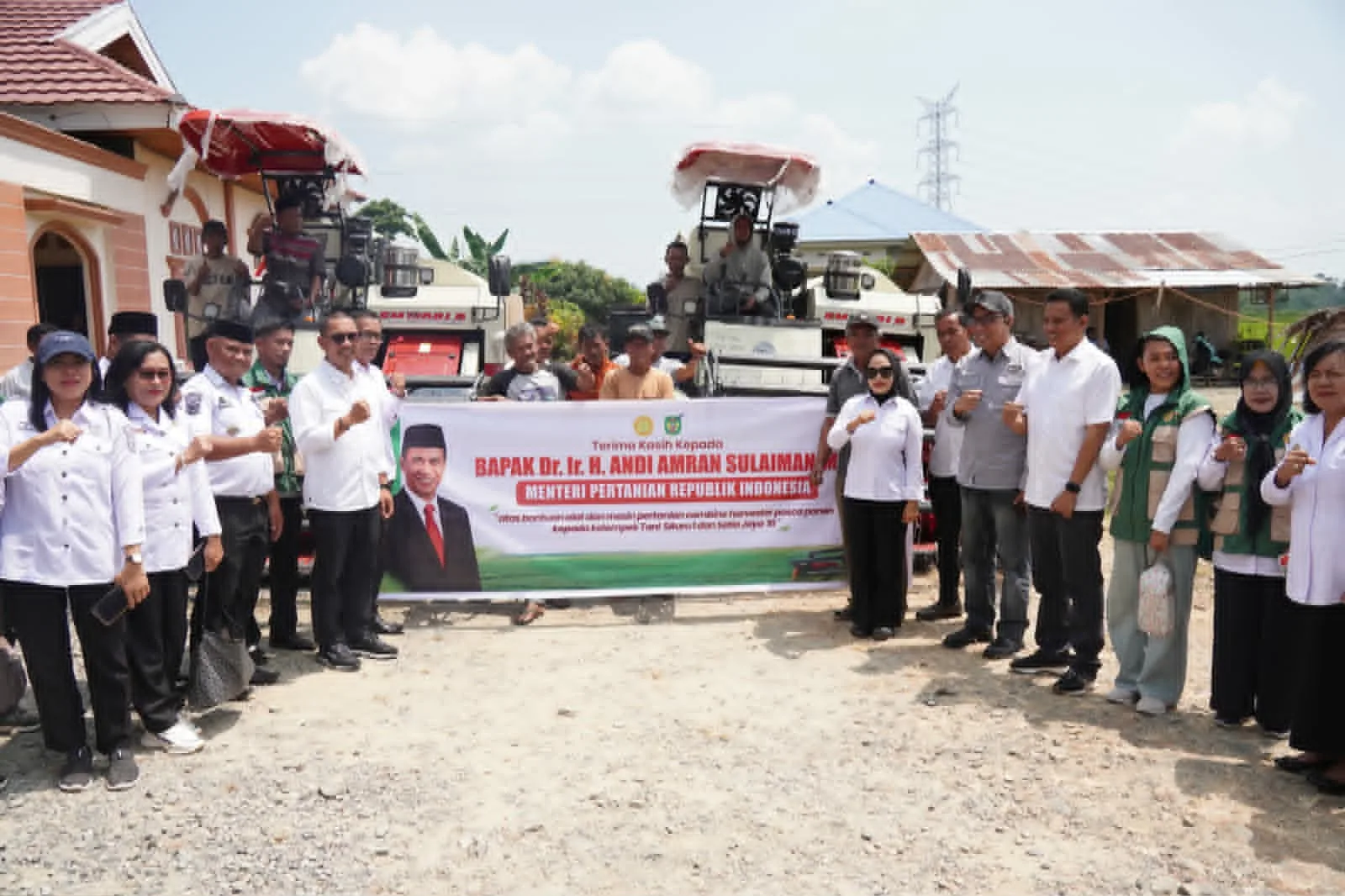 Dukung Modernisasi Pertanian, Mentan Salurkan Dua Unit Combine Harvester untuk Petani Palopo