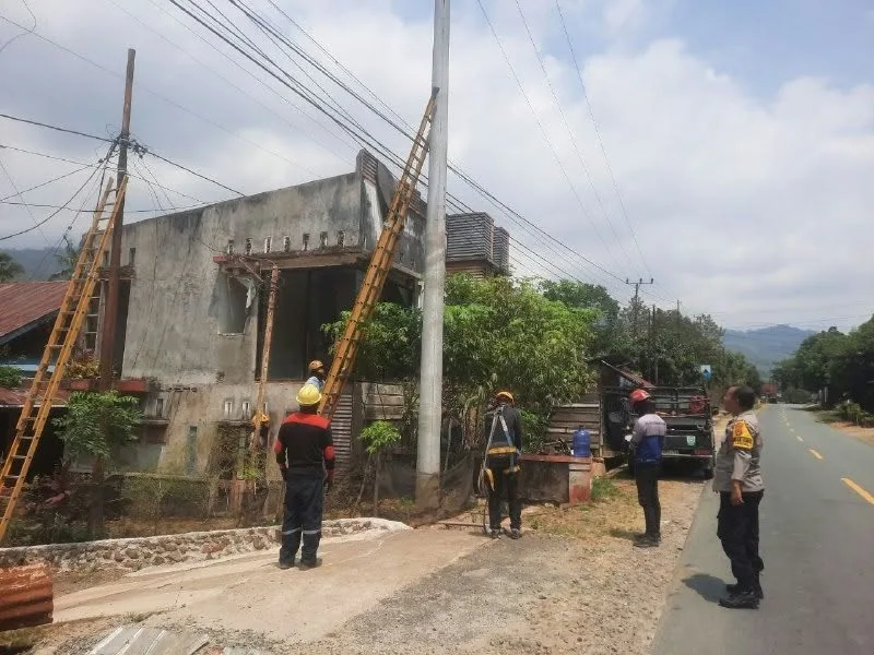 Sigap Bantu Petugas Pln dan Sapa Warga, Bhabinkamtibmas Lebang Palopo Amankan Arus Lalu Lintas