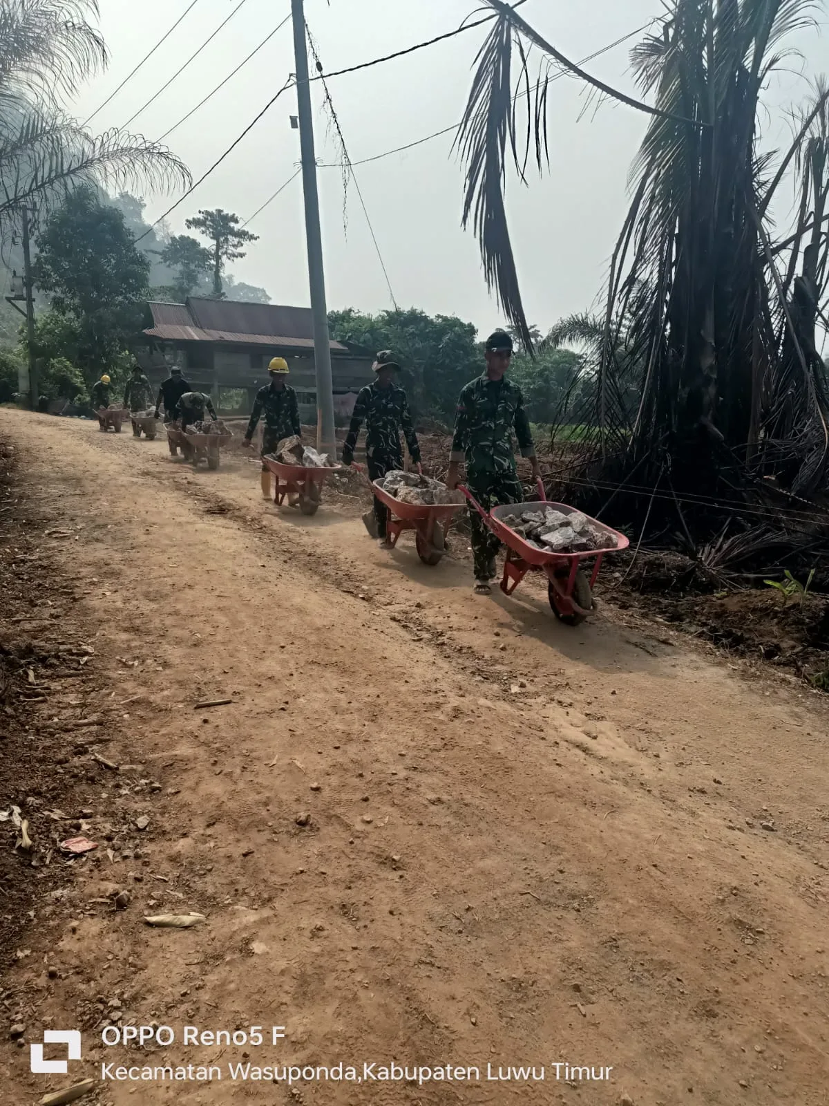 Walau di Lokasi TMMD, Prajurit Satgas TMMD KE-130 Kodim 1403/PALOPO Tetap Budaya Antri Gerobak
