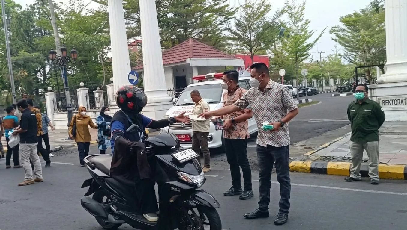 Kurangi Dampak Asap Karhutla, Pemkot Palopo Bagikan Ratusan Masker ke Pengguna Jalan