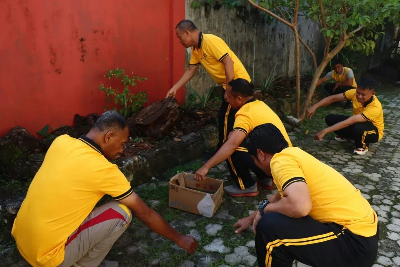 Sambut HUT Humas Polri Ke-75, Polres Palopo Gelar Bakti Sosial Bersihkan Rumah Ibadah