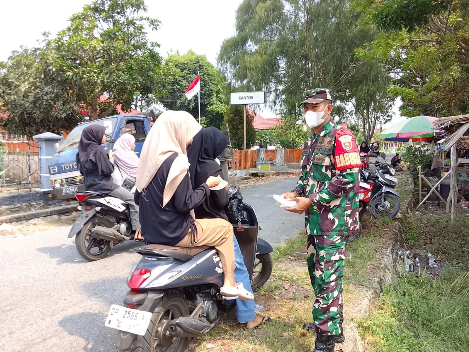 Efek Karhutla, Kodim 1403 Palopo Bagikan Ribuan Masker Bagi Pengguna Jalan Poros Palopo-Toraja