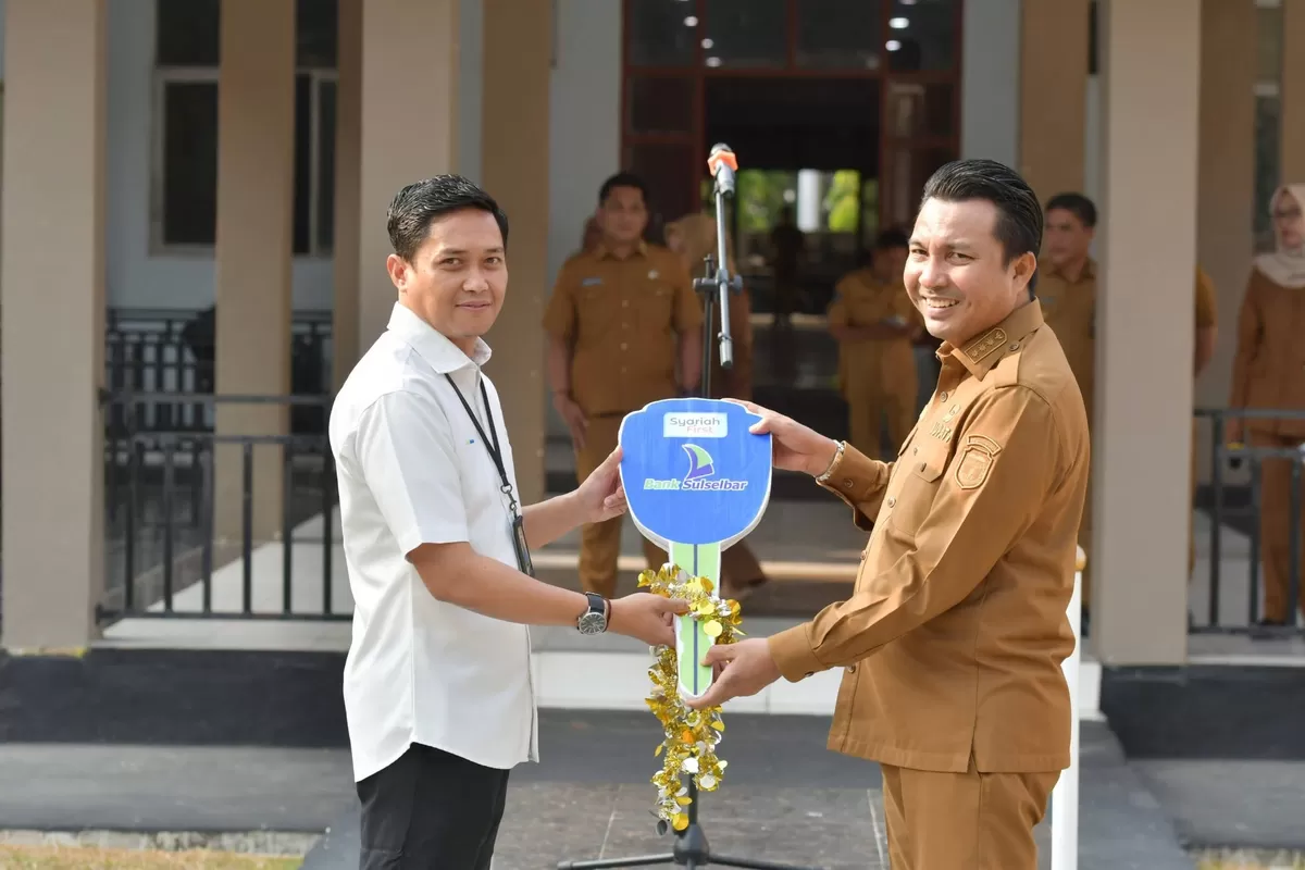 Bantu Pengelolaan Sampah di Luwu Utara, Bank Sulselbar Masamba Serahkan Bantuan CSR Motor Pengangkut dan Kontainer
