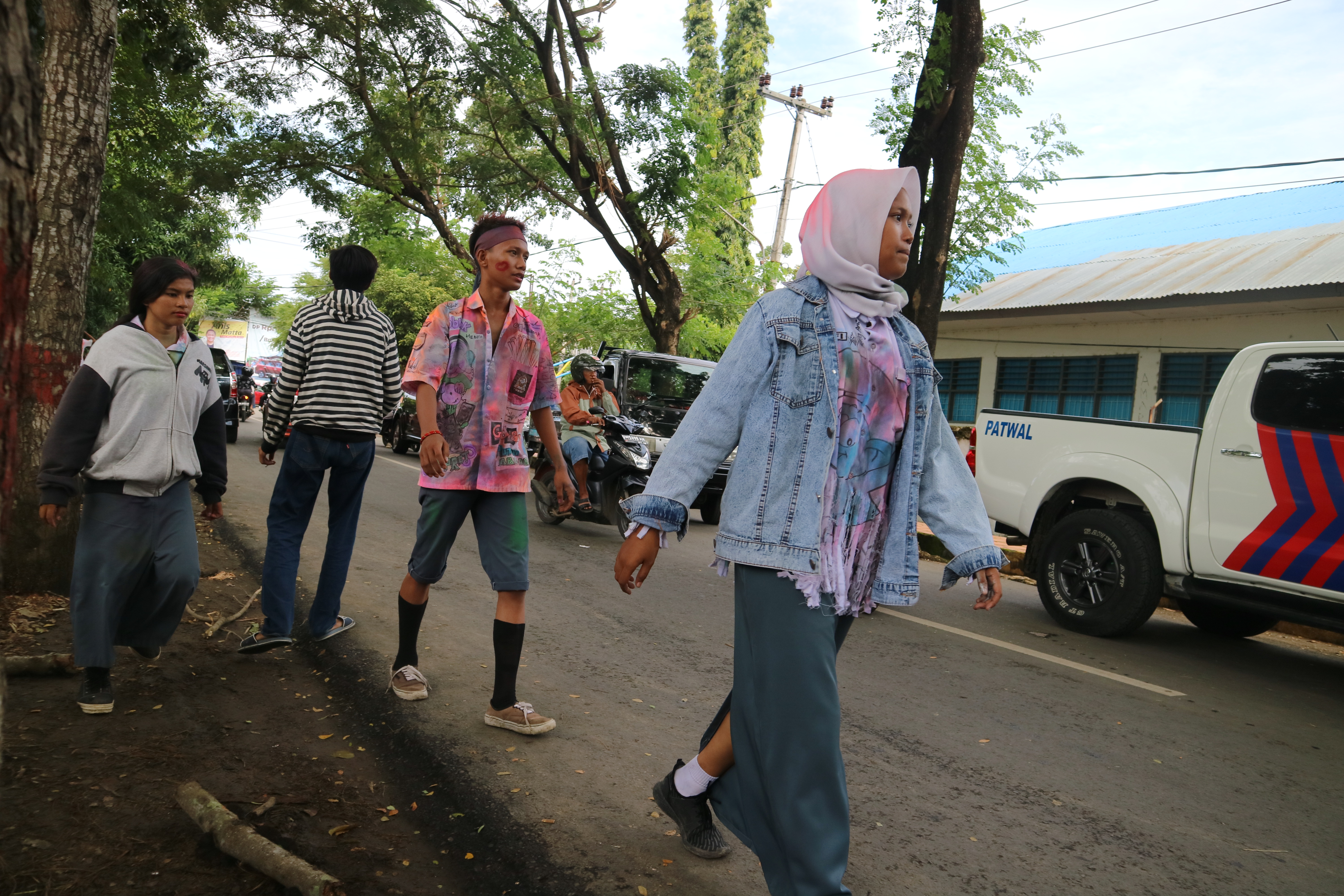 6 Pelajar tersebut mencoret coret baju seragam sekolahnya