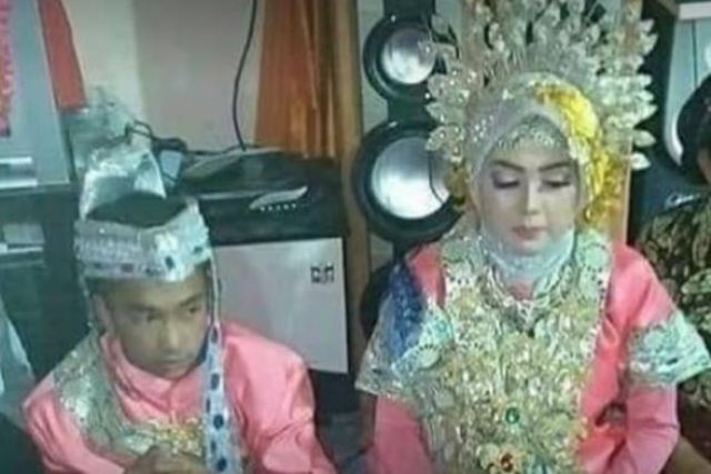 Pernikahan sepasang kekasih di Kabupaten Bantaeng, Sulawesi Selatan ini, menjadi perhatian publik, bahkan viral di sosial media. Sebab, mempelai pria yang menikah ini baru lulus SD, usianya juga baru 13 tahun. Mempelai wanita yang dinikahinya masih berstatus siswi SMK di Bantaeng, usia 17 tahun.