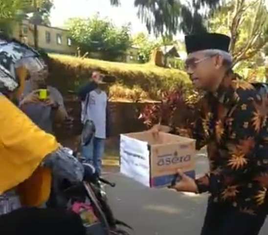 Bupati Luwu Timur, HM Thoriq Husler ikut aksi peduli korban gempa di Palu dan Donggala, Provinsi Sulawesi Selatan. Husler bersama berbagai elemen masyarakat turun ke jalan menggalang dana bantuan bagi korban bencana alam yang sudah menewaskan tidak kurang dari 1.000 orang itu.