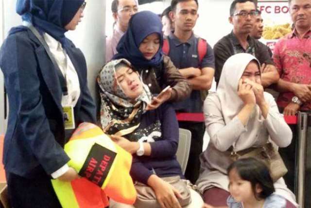 Keluarga menunggu kedatangan pesawat Lion Air dengan nomor penerbangan JT 610 rute Jakarta menuju Pangkal Pinang di bandara Depati Amir, Pangkal Pinang, Bangka Belitung, Senin (29/10/2018). Kepala Kantor SAR Pangkal Pinang Danang Pandu membenarkan hilangnya kontak dengan pesawat Lion Air tersebut. ANTARA FOTO/Elza Elvia