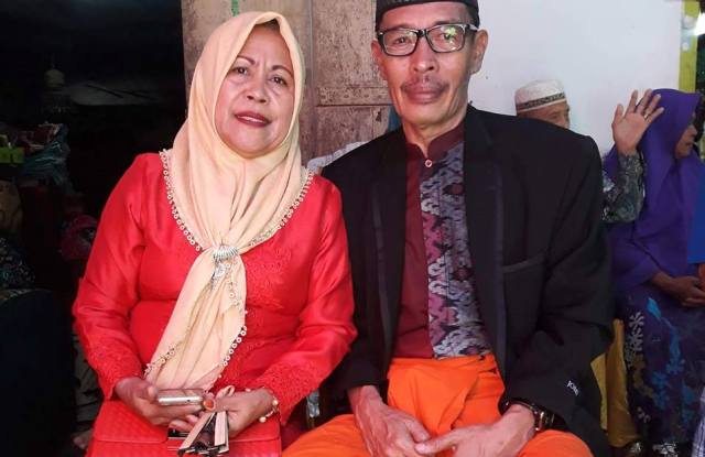 Direktur LPPTG Malindo, H. Sakaruddin, berfoto bersama istri, Hj Haemin. (ft/dok pribadi)