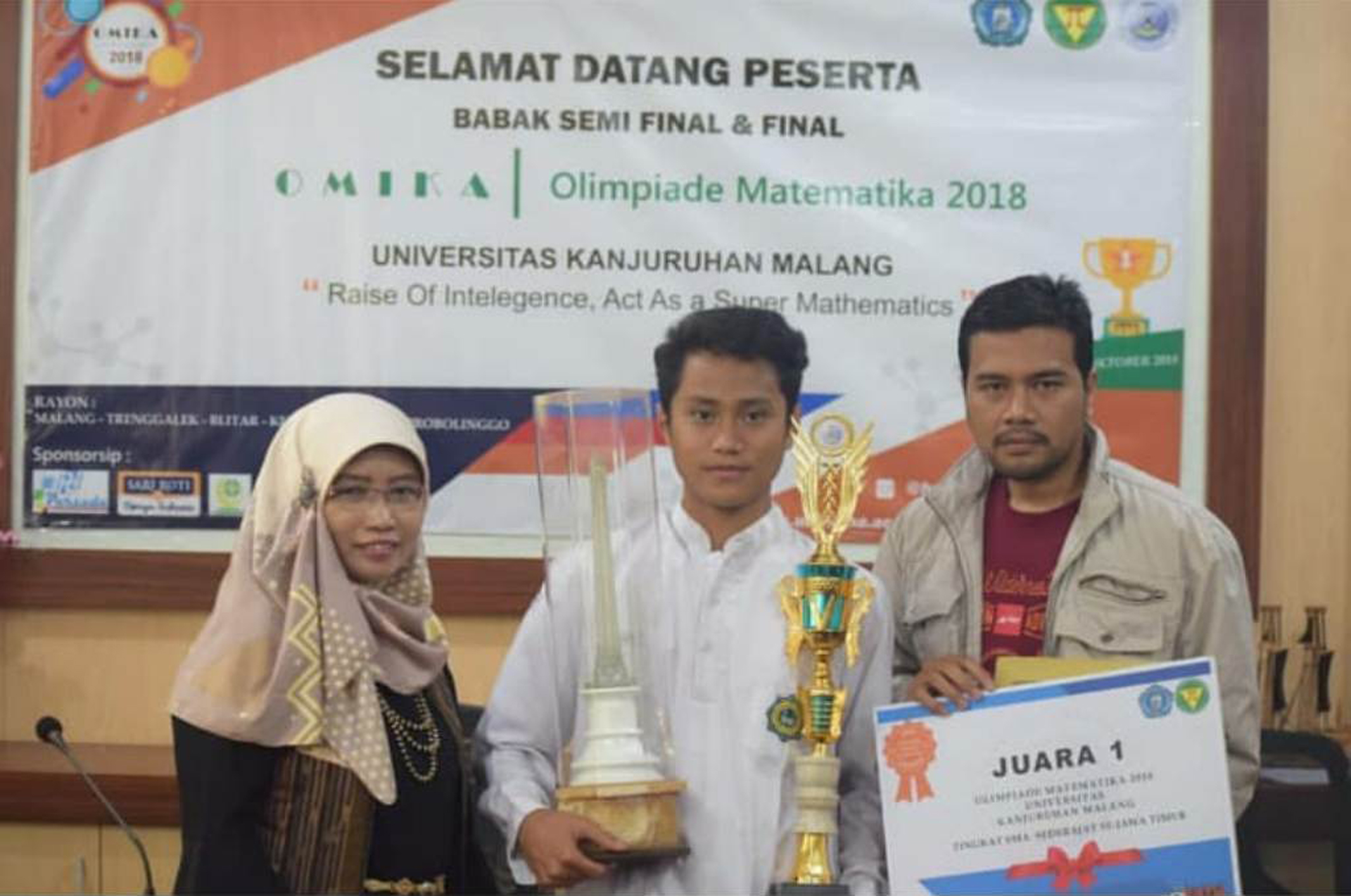 Al Qadri tengah saat menerima trofi Piala Gubernur Jatim sebagai Juara 1 Lomba Matematika Antarpelajar se Jawa dan Bali baru baru ini di Malang