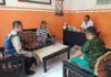 Lurah Binturu Kota Palopo, Achmad Rajusman melakukan koordinasi dengan Bhabinkamtibmas, Aiptu Rustan Efendi dan ketua RT, Kamis (10/11/2022). (Dok. Kelurahan Binturu)