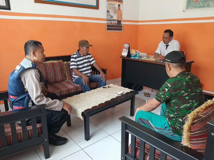Lurah Binturu Kota Palopo, Achmad Rajusman melakukan koordinasi dengan Bhabinkamtibmas, Aiptu Rustan Efendi dan ketua RT, Kamis (10/11/2022). (Dok. Kelurahan Binturu)