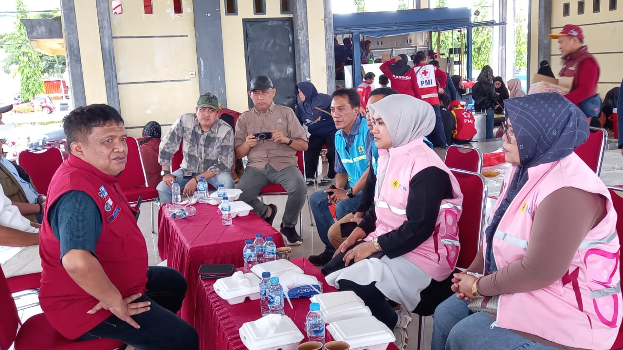 Perihatin Banjir di Suli,  YBM dan PLN UP3 Palopo Salurkan Bantuan Sembako dan Selimut