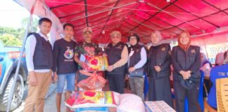 Rektor UNCP ,Rahman Hairuddin, S.P., M.Si. yang didampingi oleh Pengurus Yayasan Hj. Nurmala Saruman, S.Pd., M.M.Pd, Wakil Rektor Bidang Sumber Daya,Sri Damayanti, S.S., M.Hum., Wakil Rektor Bidang Kemahasiswaan,Suhardi, S.Pd., M.Pd, Dekan Fakultas Sains, Ilmiati Illing, S.Si., M.Pd , dan Tim UNCP Peduli.